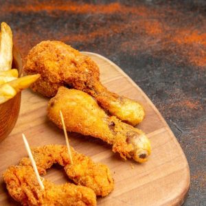 chicken drumpsticks and chips